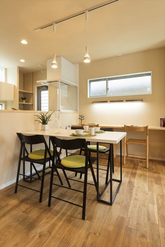 白で統一されたシンプルなダイニング