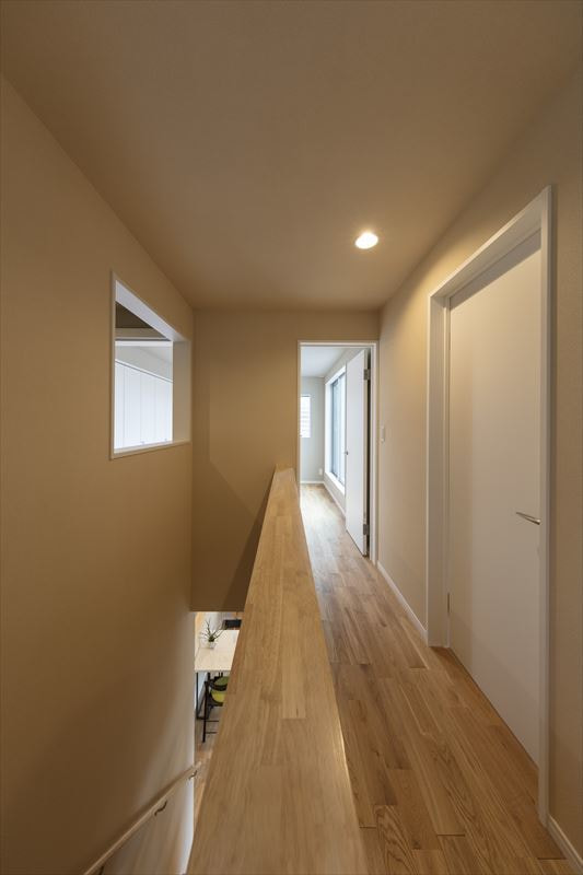 無垢材の床が美しい2階ホール