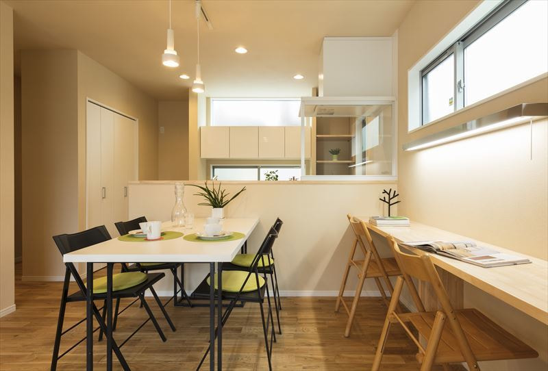 白を基調にした明るいダイニングキッチン