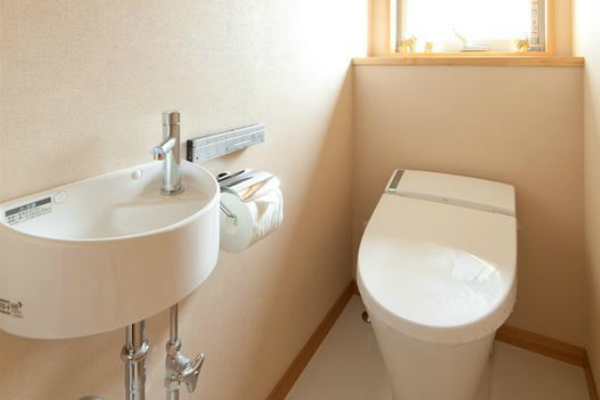 コンパクトな手洗いを備えたトイレ空間