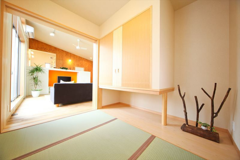 引き込み戸でリビングとつながる小さな和室