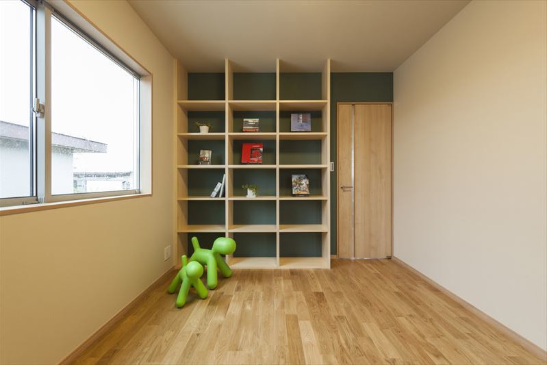 無垢材の床とデザインされた家具の落ち着いた個室