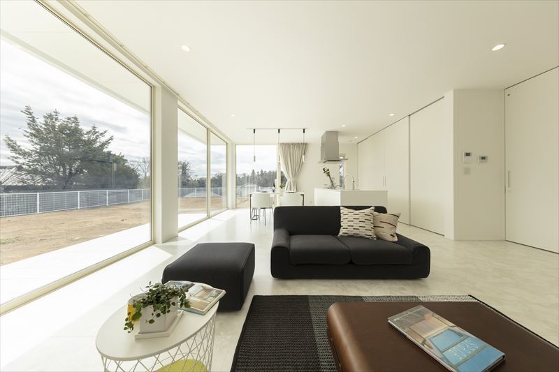 建具と床も白としスタイリッシュにこだわったリビング