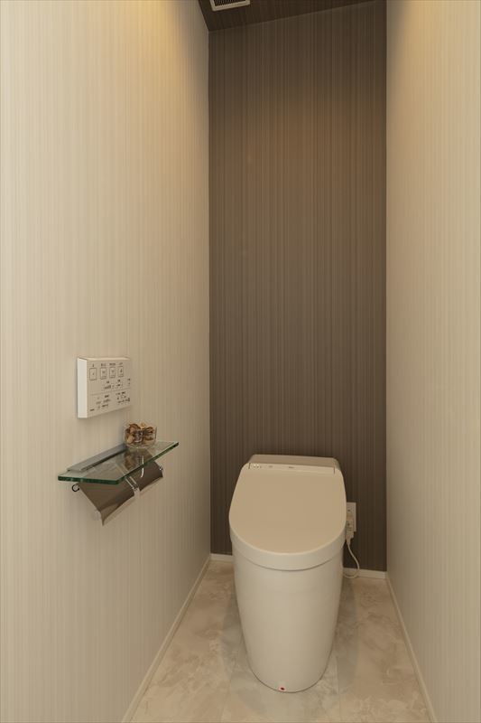 アクセントクロスでモダンなトイレ空間
