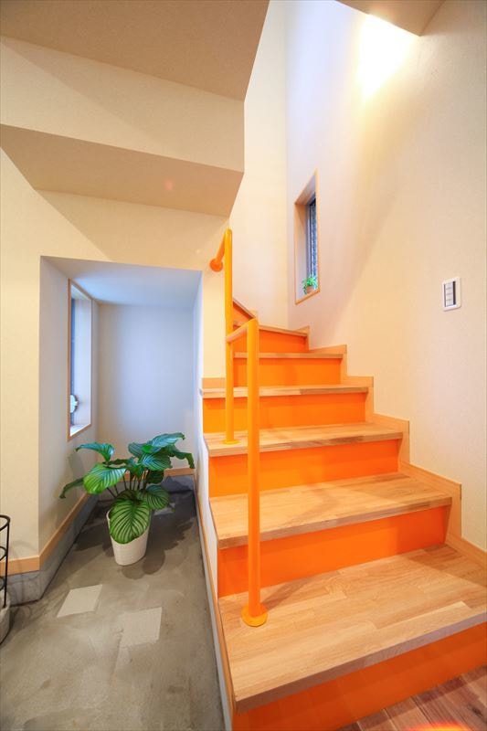 オレンジのアクセントカラーの楽しい階段