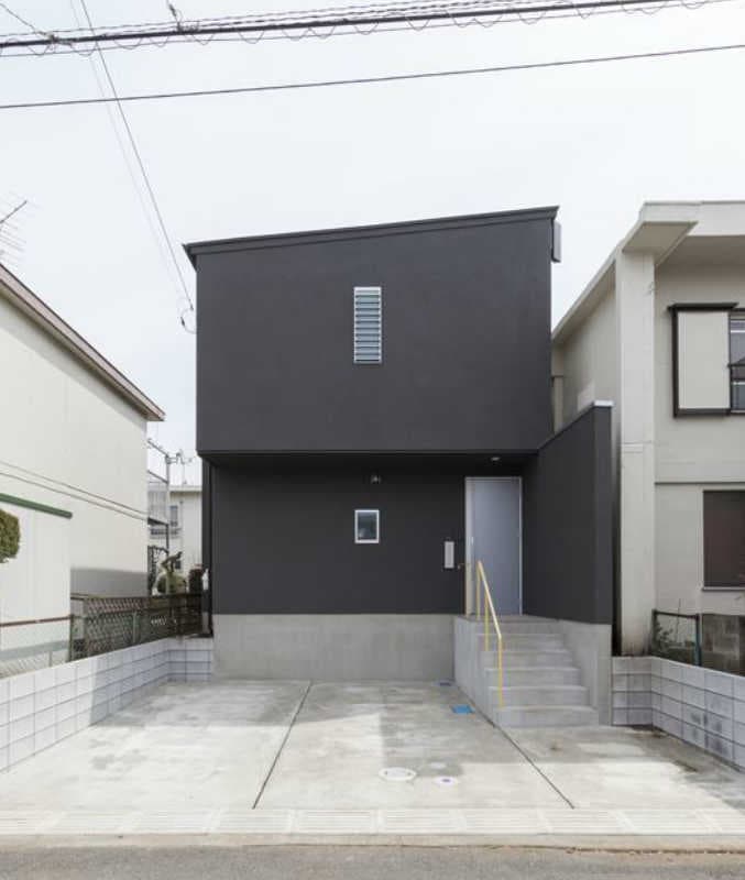 シンプルでモダンな塗り壁の外観です