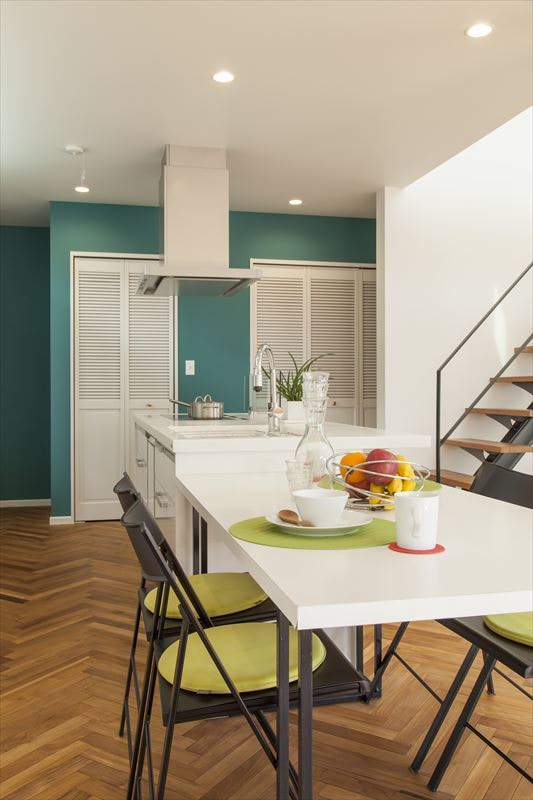 アクセントクロスで明るい雰囲気のダイニングキッチン