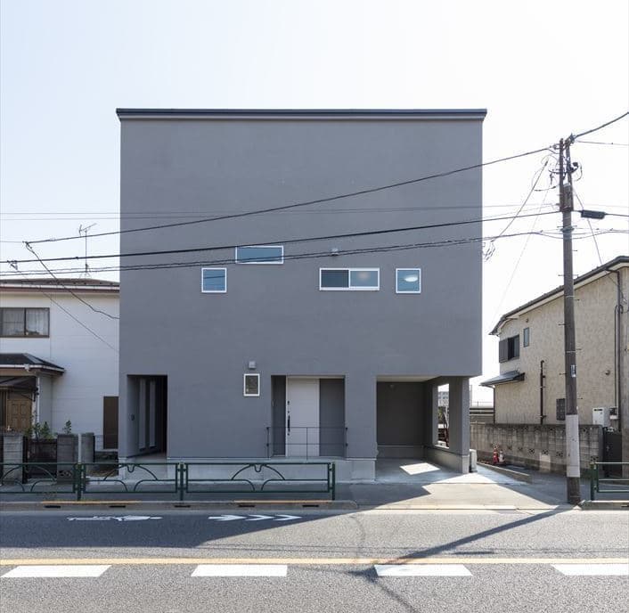 プライバシーを確保したグレーの外観