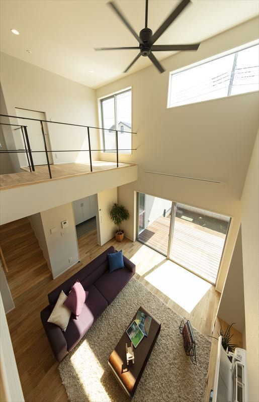 吹抜に面した窓から光が差し込むリビング