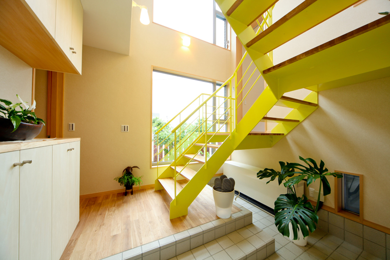 大きな吹抜とアイアン階段で開放的なリビング