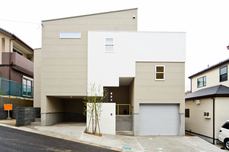 ビルドインガレージのあるモダンな外観