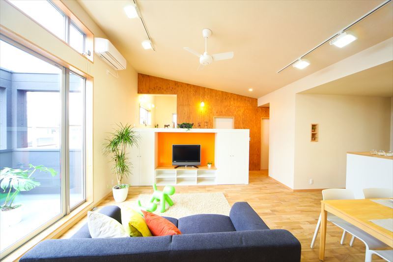 勾配天井を生かした大空間のリビング