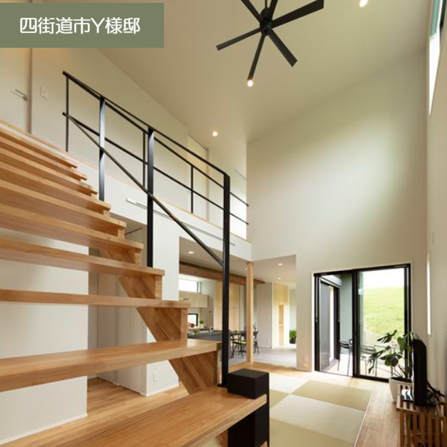 ストリップ階段とアイアン手摺で開放的な吹抜空間の家