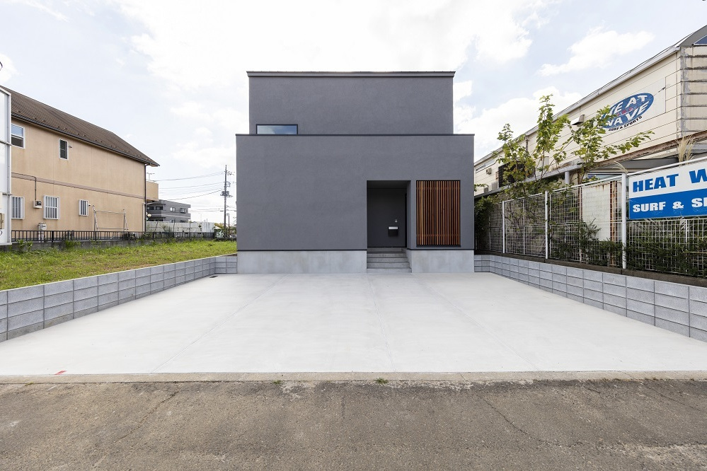 縁側のようなテラスとモダンな外観が印象的な住まいです