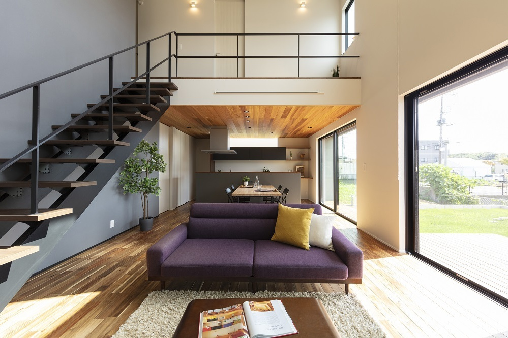 大きな無垢材のカウンターで使い勝手の良いキッチン