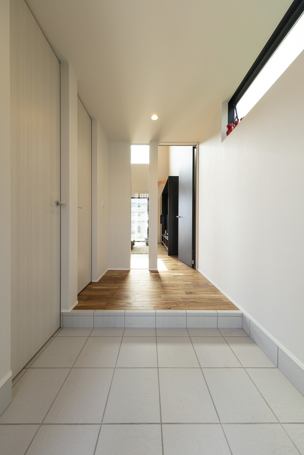 無垢材の床と白を基調としたナチュラルなリビング