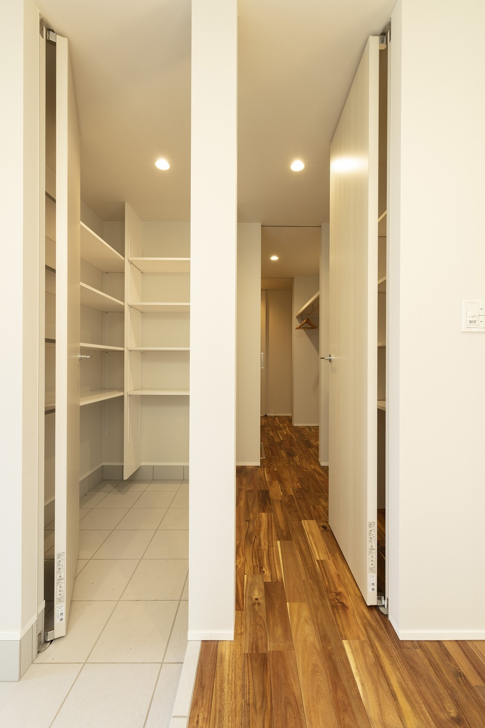 ハイサイドからの日差しで明るく開放的なリビング