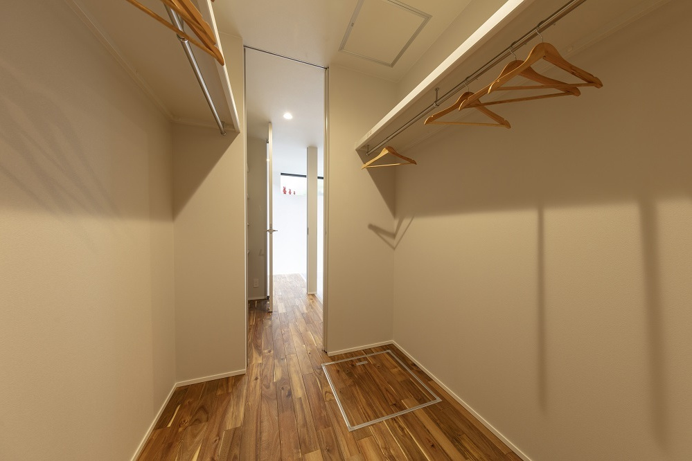 リビングと一体のい大きなウッドバルコニー