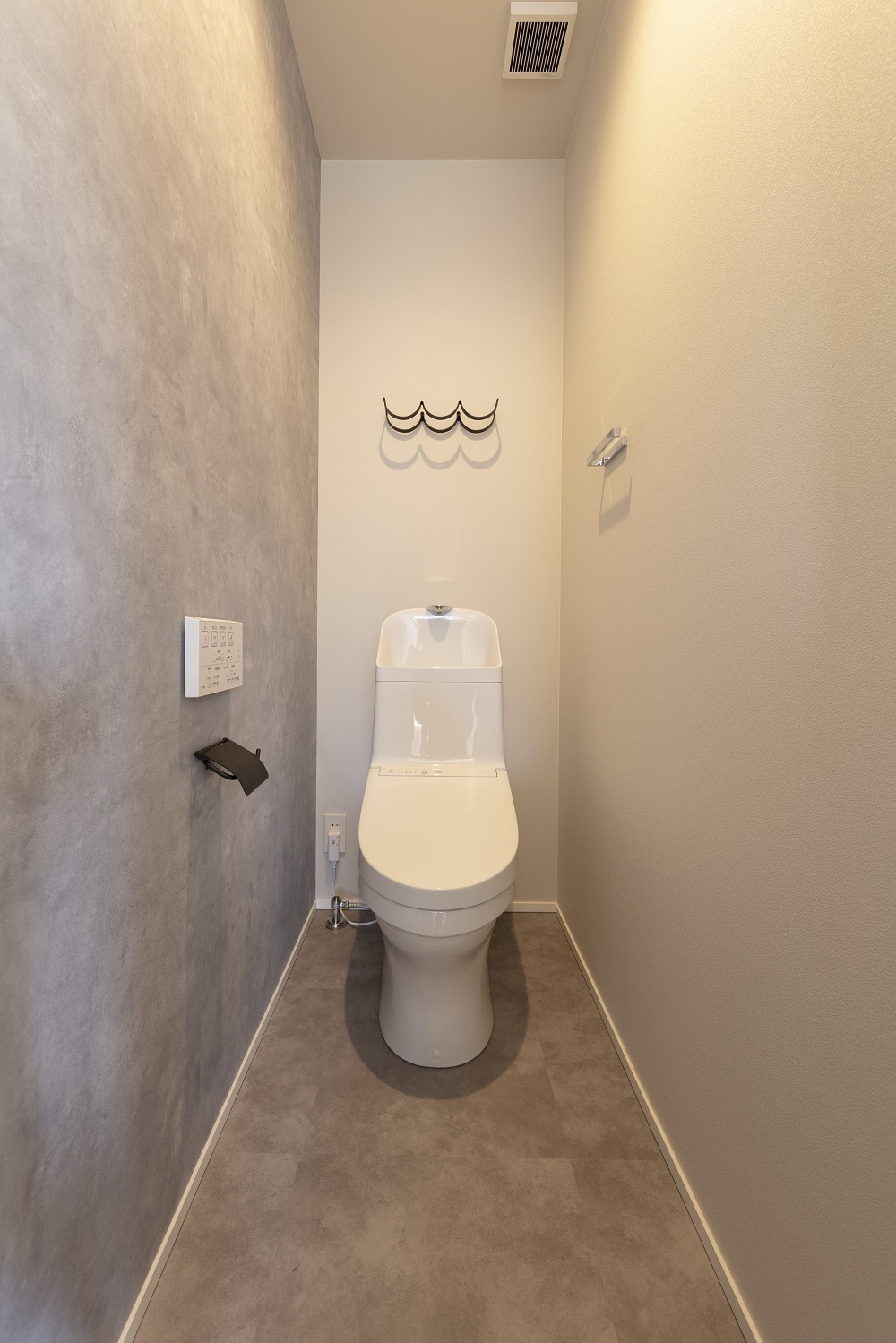 通り土間のようなタイルの玄関ポーチ