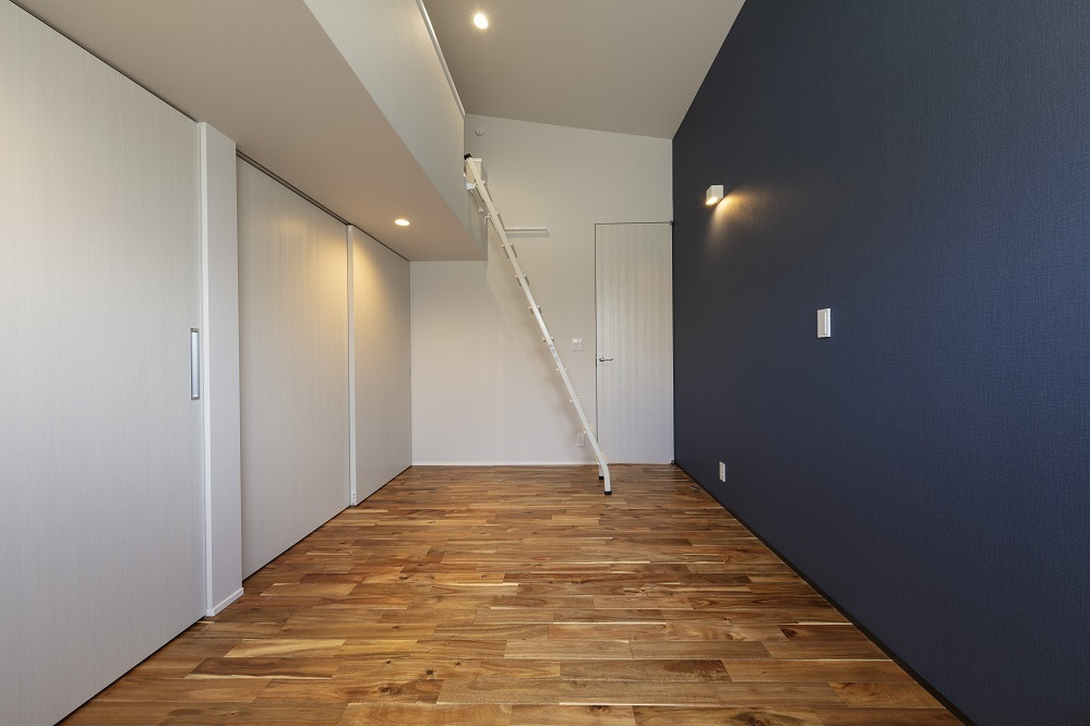 琉球畳と造作収納でモダンな和室