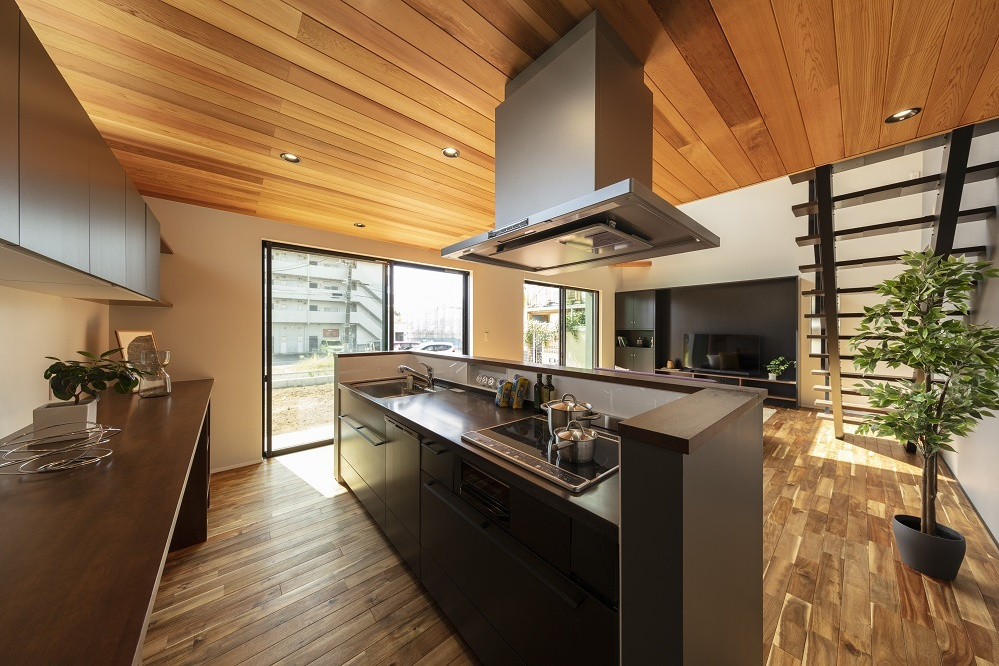 家族とつながるペニンシュラキッチンとダイニング