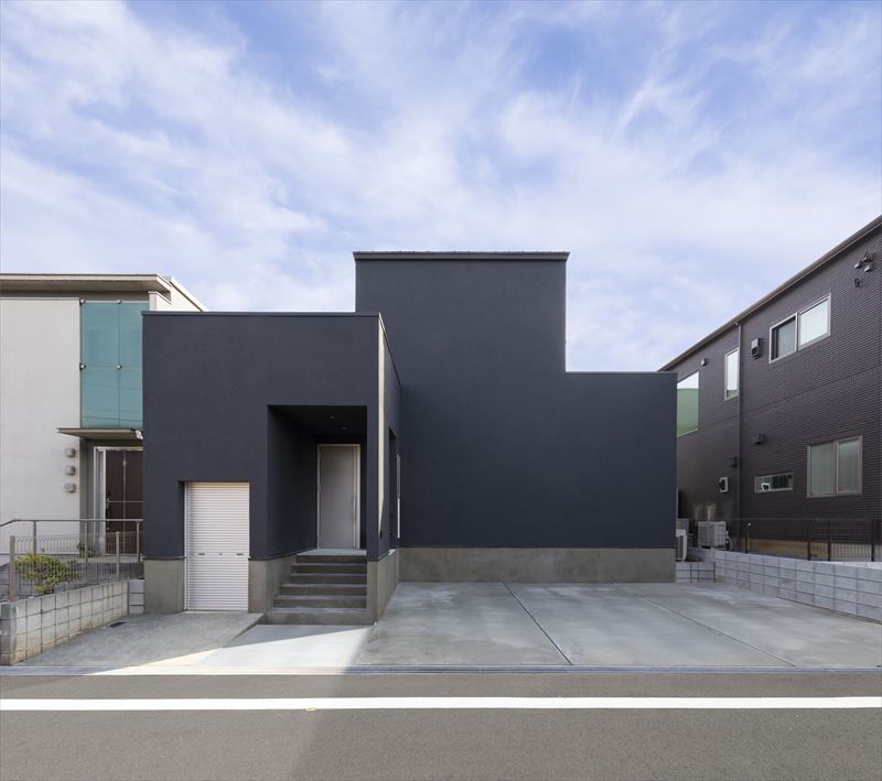 通りに窓のないモダンな外観