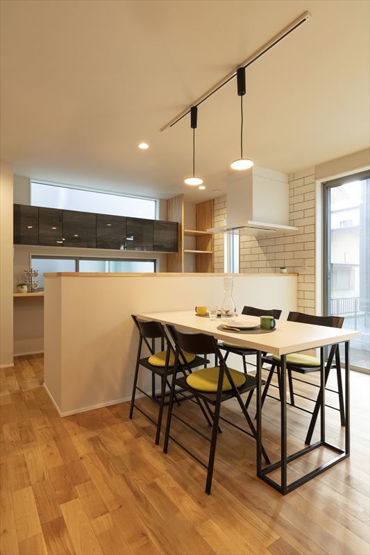 コンパクトながら機能的なダイニングキッチン