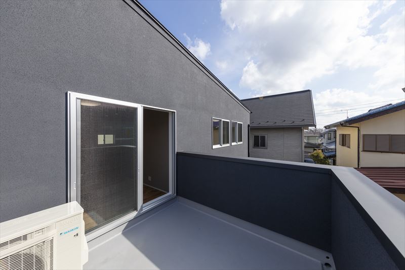 コンパクトながら快適なバルコニー