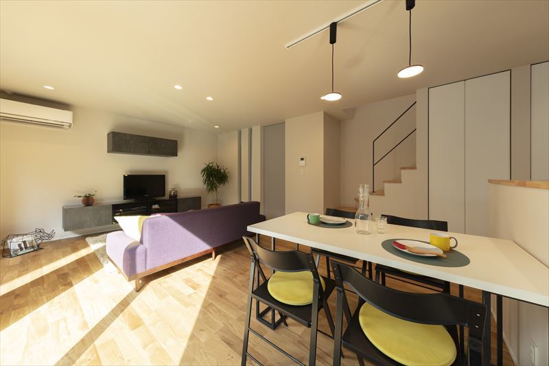 大きな開口から光が差し込むリビングダイニング