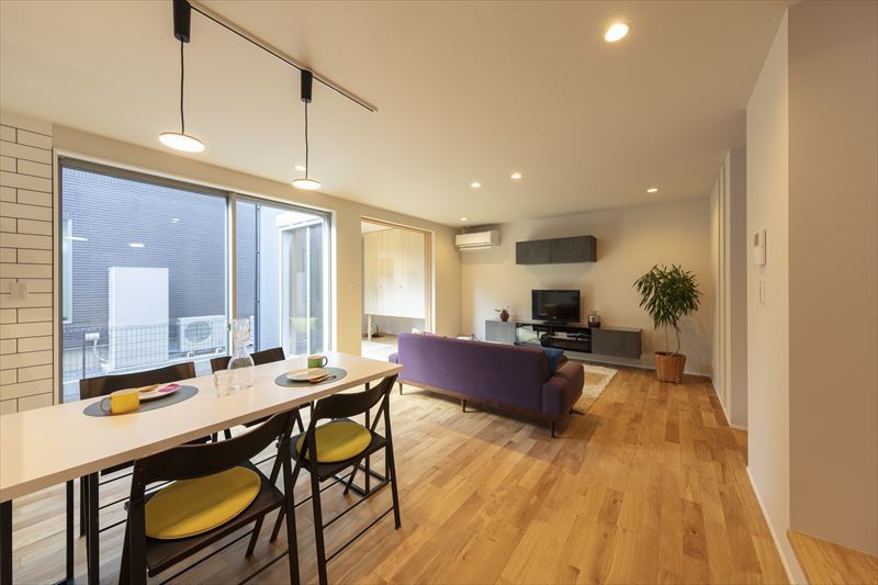 大開口で明るいナチュラルなリビングダイニング