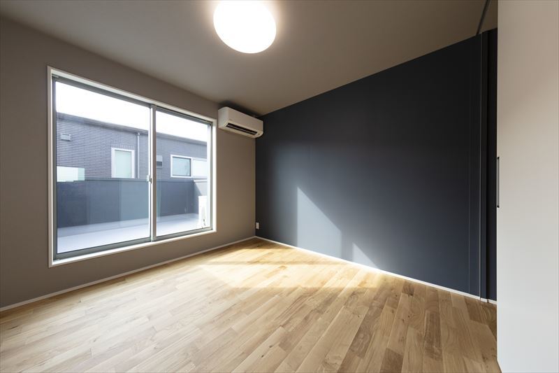 バルコニーに面した明るい寝室