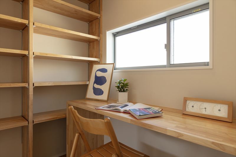 造作収納で快適なワークスペース