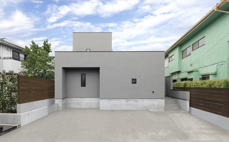 グレーの塗壁でモダンな外観