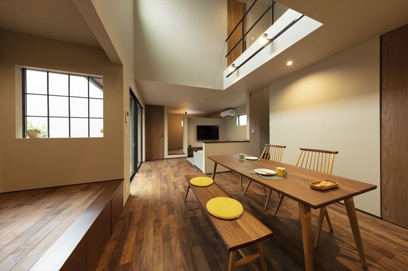 落ち着いた色味の無垢材で和の雰囲気のリビングダイニング