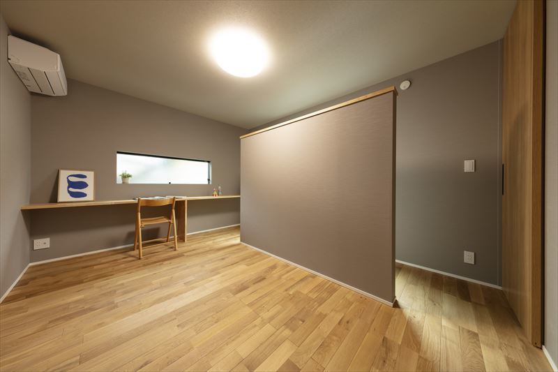 造作カウンターのある落ち着いた寝室