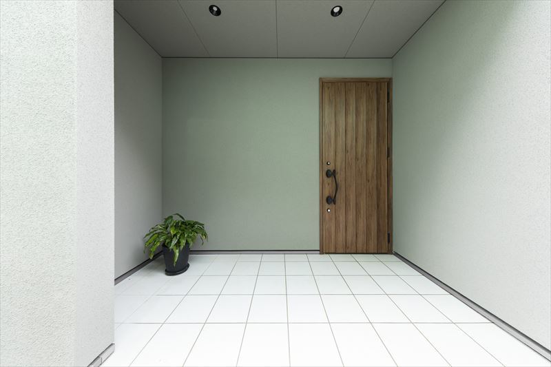 シンプルで美しい玄関ポーチ