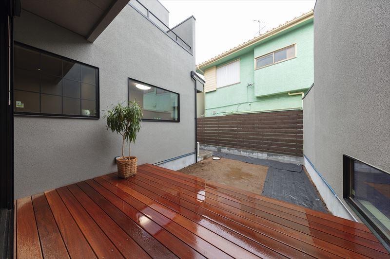 中庭のようなウッドデッキ