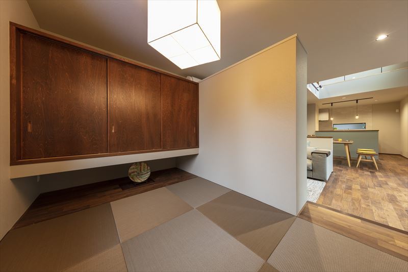 琉球畳と造作建具でモダンな和室