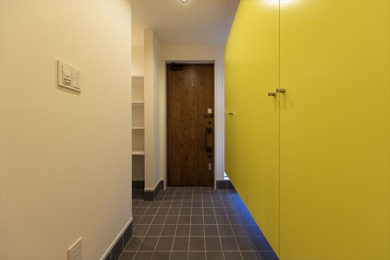 黄色の建具が印象的な玄関ホール