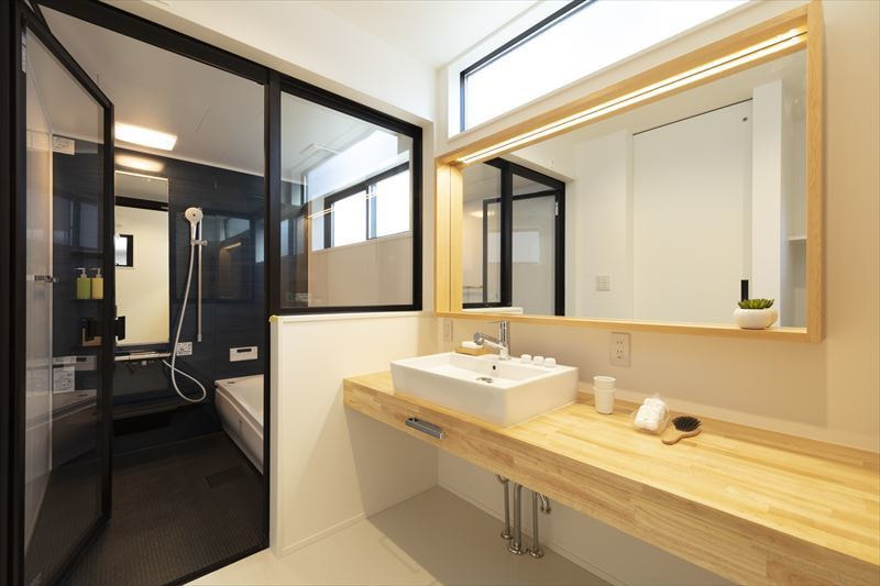 造作にこだわった大きな洗面台