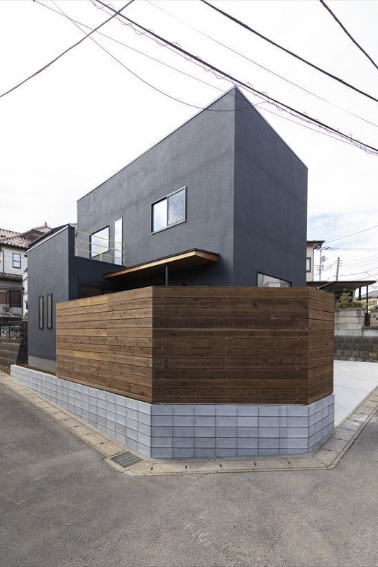 プライバシーを確保し、街並みにも配慮した板塀