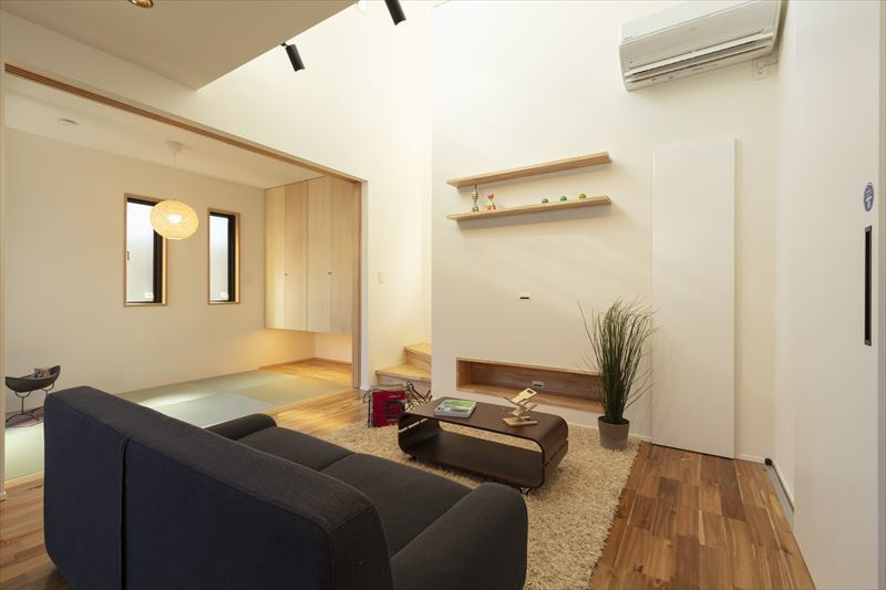 上部を吹抜にした開放的なリビング