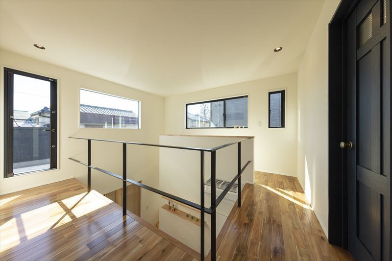 アイアン手摺で軽やかな2階ホール