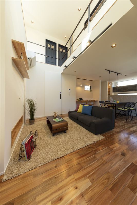 吹抜に面した2階ホールも開放的