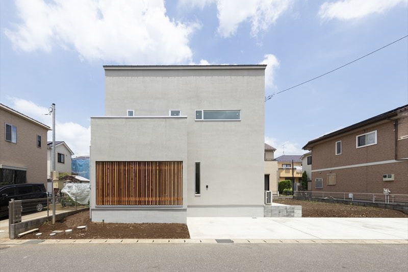 木製ルーバーでナチュラルな印象の外観