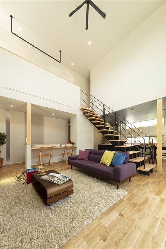 大きな吹抜で開放的なリビング