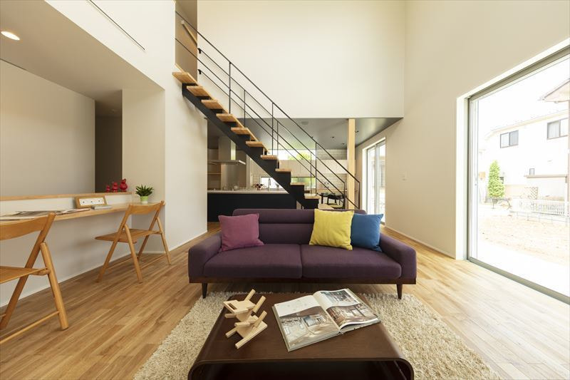 家の中心に位置するアイアンと木の階段