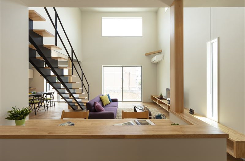 ハイサイドで明るい開放的なナチュラルなキッチン