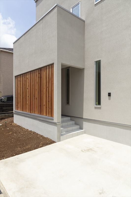 駐車場と兼用のシンプルなアプローチ