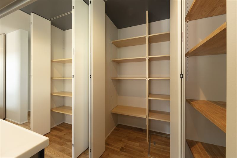 大きな機能的な壁面収納